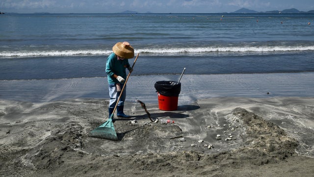 hong-kong-palm-oil-spill-827114442.jpg 