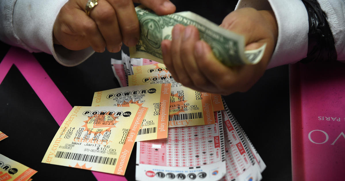 Powerball Mega Millions Jackpots Top 300 Million For First Time Cbs News 