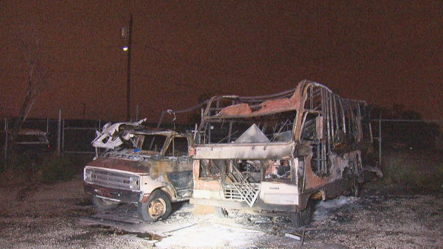 rv-food-truck-fire-transfer_frame_90.png 