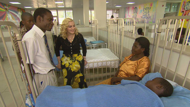 madonna-with-patients-malawi-hospital-620.jpg 