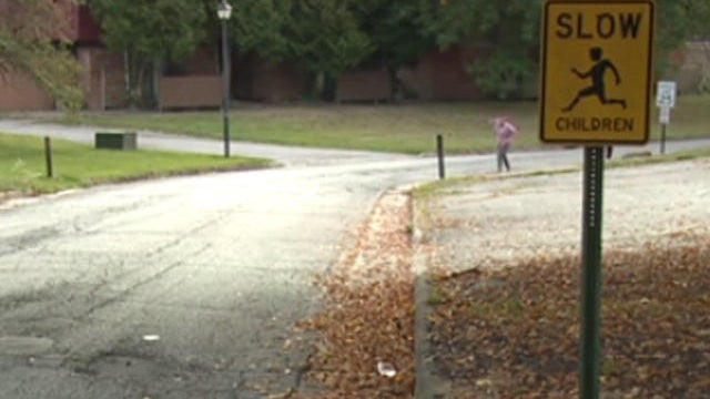 boafrdman-ohio-dad-chases-daughter-6-wearing-clown-mask-091617.jpg 