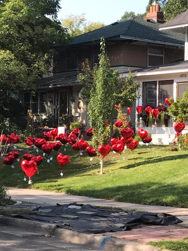 101 red balloons in yard 