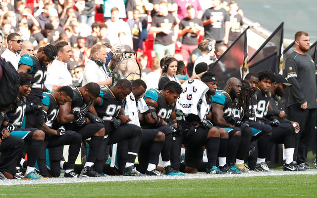 Steelers players stand for national anthem, hold banner before game vs.  Giants