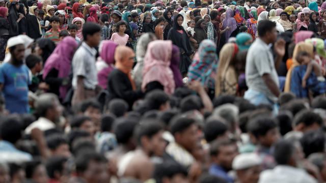 Rohingya refugees queue for aid at Cox's Bazar 