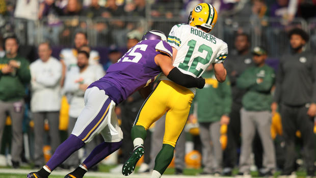 anthony-barr-tackles-aaron-rodgers 