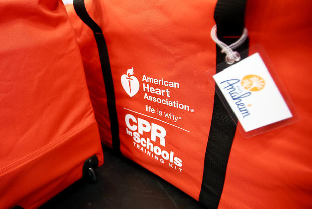 Jennie Garth Joins Visit Anaheim To Donate Life Saving CPR Kits To Local Anaheim High Schools 