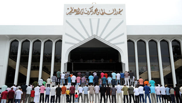 Maldives Muslims attend Friday prayers i 