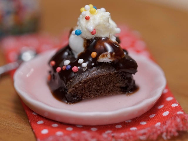 tiny-food-chocolate-cake.jpg 