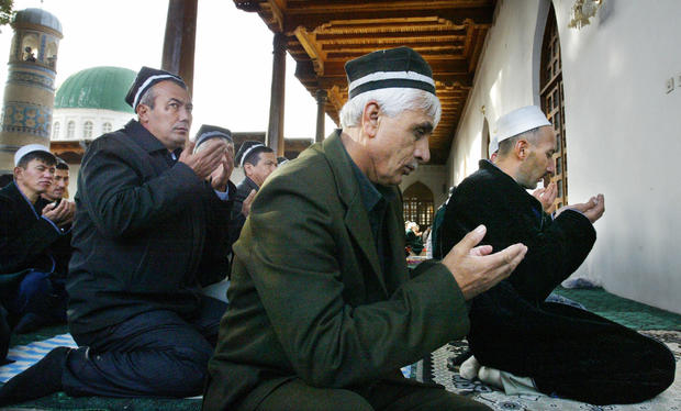 Tajik Muslims pray in the Mavlonoa mosqu 