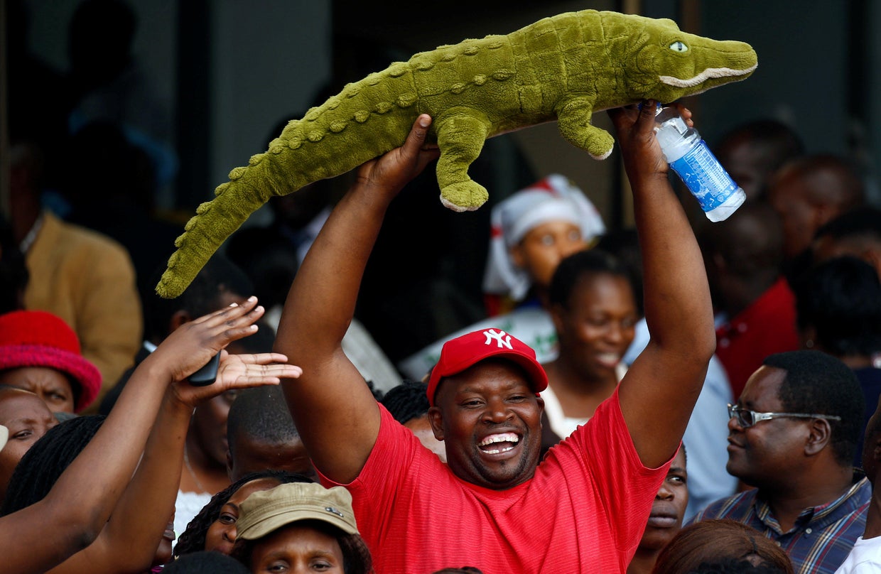 Supporters of Zimbabwe's former vice president Emmerson Mnangagwa await his arrival in Harare 