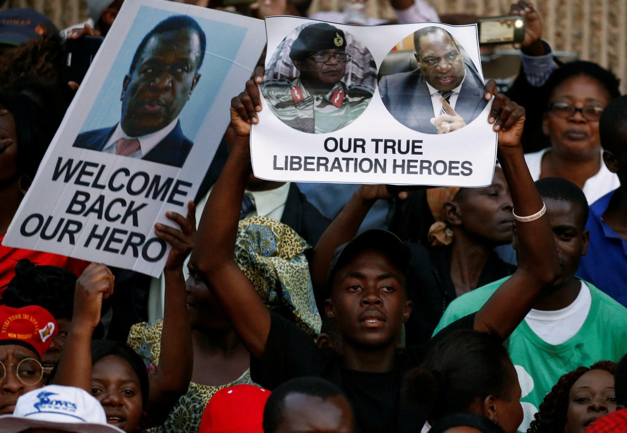 Supporters of Zimbabwe's former vice president Emmerson Mnangagwa await his arrival in Harare 