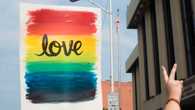 Kentucky County Clerk Defies Supreme Court Ruling And Refuses To Issue Same Sex Marriage Licenses 