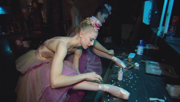 new-york-city-ballet-nutcracker-dancers-prepare-pointe-shoes-620.jpg 