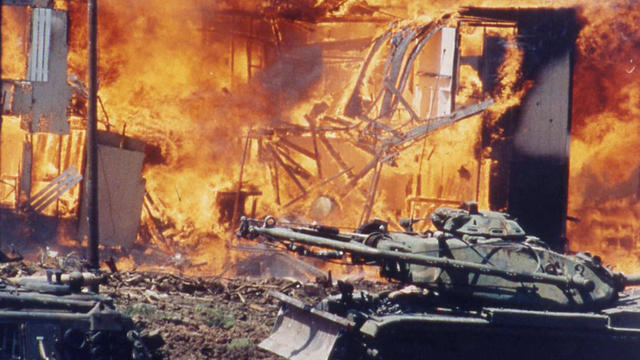 Fire at Waco, Texas Branch Davidian cult compound 