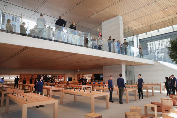 Apple Prepares To Open Chicago Flagship Store 