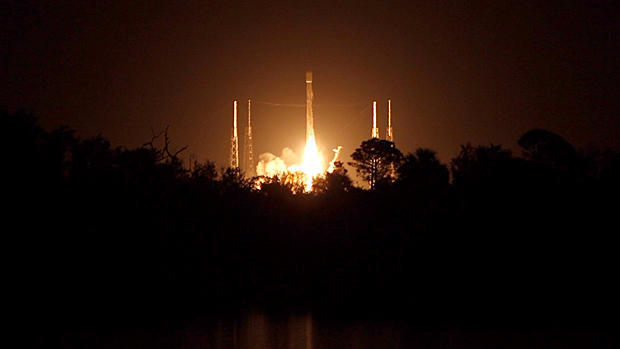 180107-spaceflight-now-spacex-launch-night.jpg 
