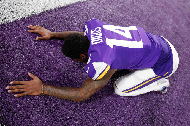 Photo: Vikings Diggs mobbed by teammates after scoring game-winning  touchdown against Saints in the NFC Divisional playoff - MIN20180114130 