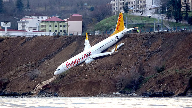 turkish-plane-skidded-off-runway-1-904847398.jpg 
