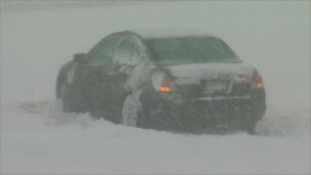 car-stranded-in-the-snow.jpg 