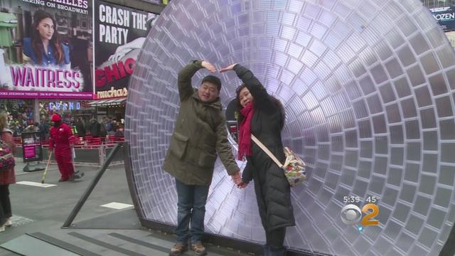 window-to-the-heart-in-times-square-cbs2.jpg 