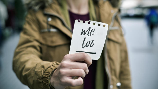 woman showing a note with the text me too 