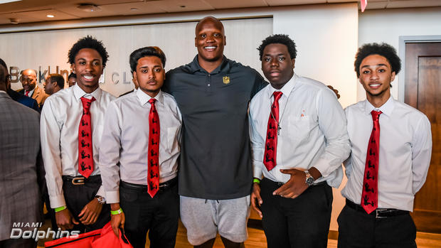 Miami Dolpins Ja'Wuan James with 5000 Role Models 