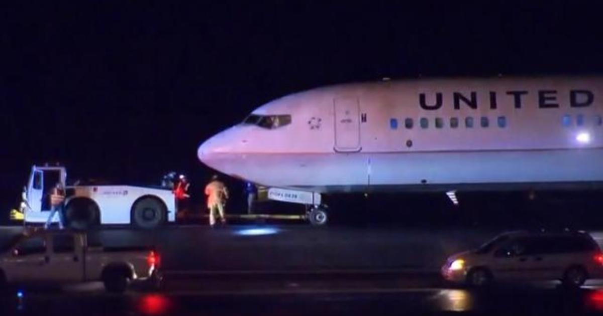 United Airlines plane blows tire on takeoff, lands safely - CBS News