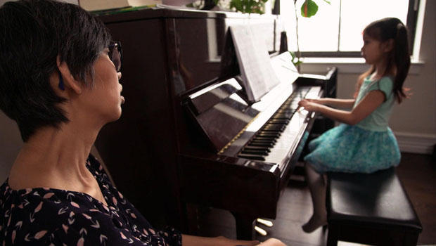 julia-yip-williams-with-daughter-playing-piano-620.jpg 