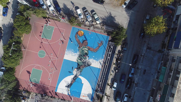 giannis-painting-on-court.jpg 