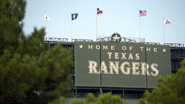 Elvis Andrus donates gear to Dallas high school teams