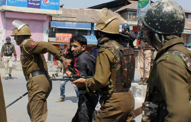 India dismisses more than 50 officials for alleged separatist activity in  Kashmir - EFE Noticias