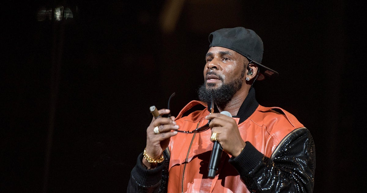 Protesters gather as R. Kelly takes the stage in North Carolina - CBS News