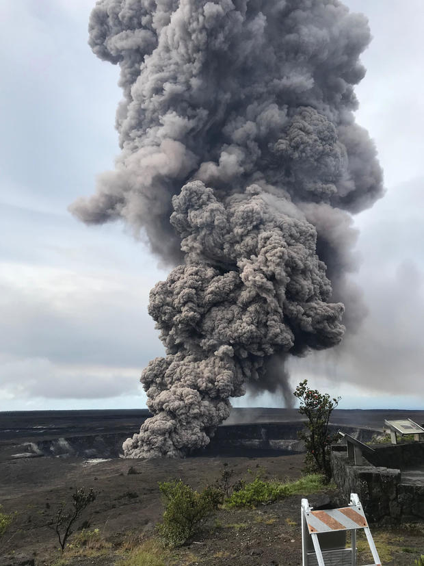 hawaii-volcano-ash-plume-usgs-may-9-1984.jpg 