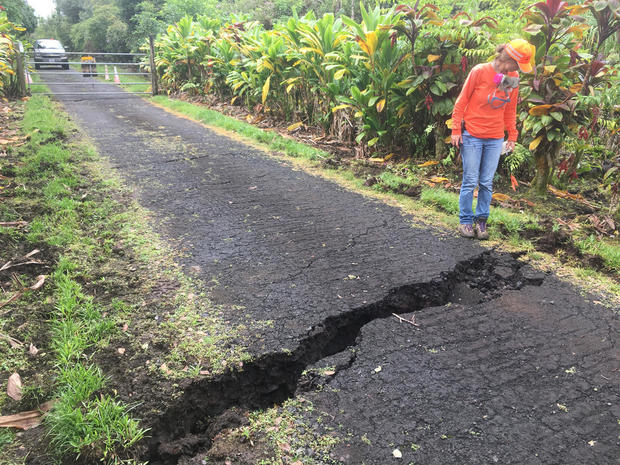 hawaii-volcano-crack-in-road-usgs-051018.jpg 