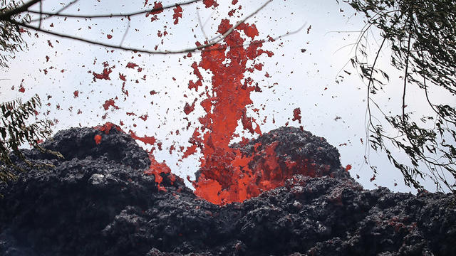 hawaii-lava-fissure.jpg 