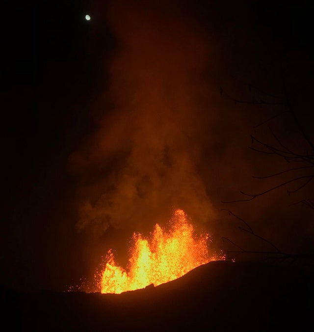 hawaii-volcano-fissure-8-with-moon-june-2-usgs-1500.jpg 