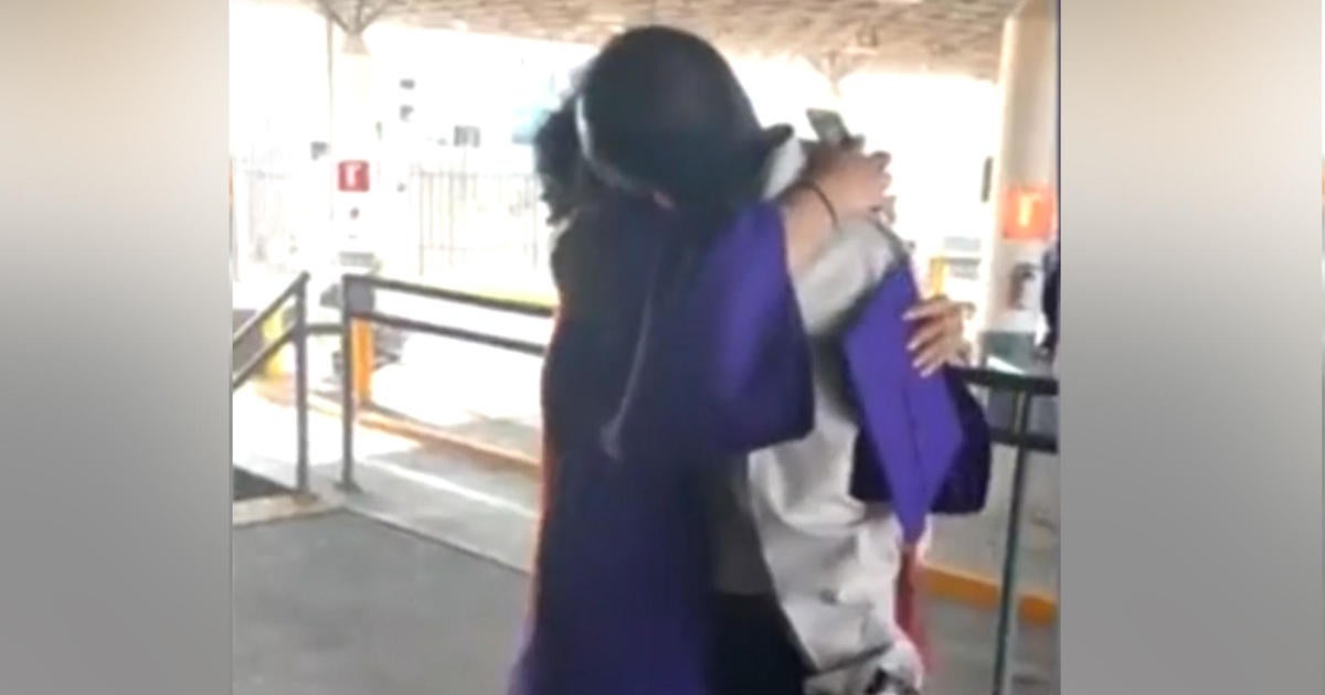 Texas Teen Reunites With Deported Father At U S Mexico Border Before