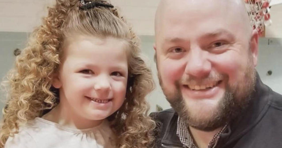 Single Dad Learns How To Do Daughter S Hair Teaches Other Fathers Cbs News