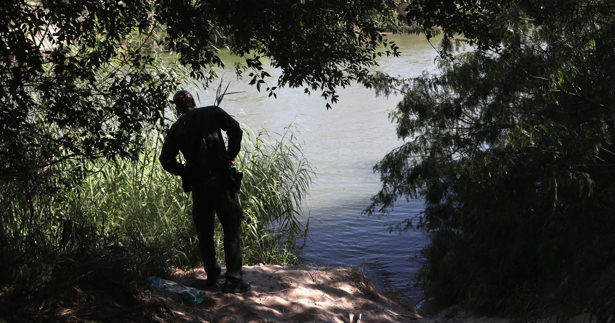 1 dead, 3 missing after raft carrying migrants overturns in Rio Grande