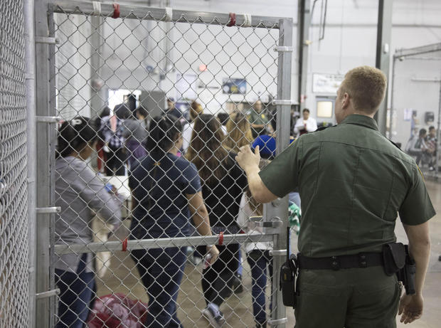 migrants in cages 