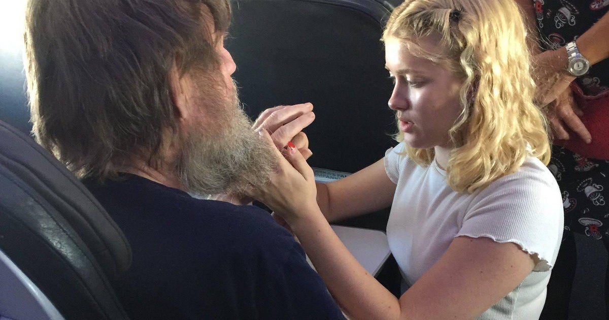 Teen's random act of kindness for blind and deaf man on airplane goes viral - CBS News