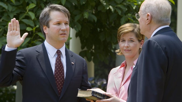Brett Kavanaugh (L) is sworn in as a US 