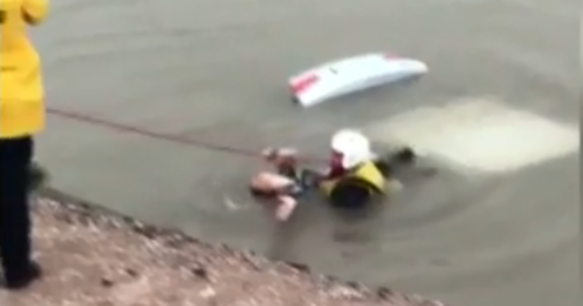 Dramatic Video Shows Woman Being Rescued From Submerged Vehicle Cbs News 