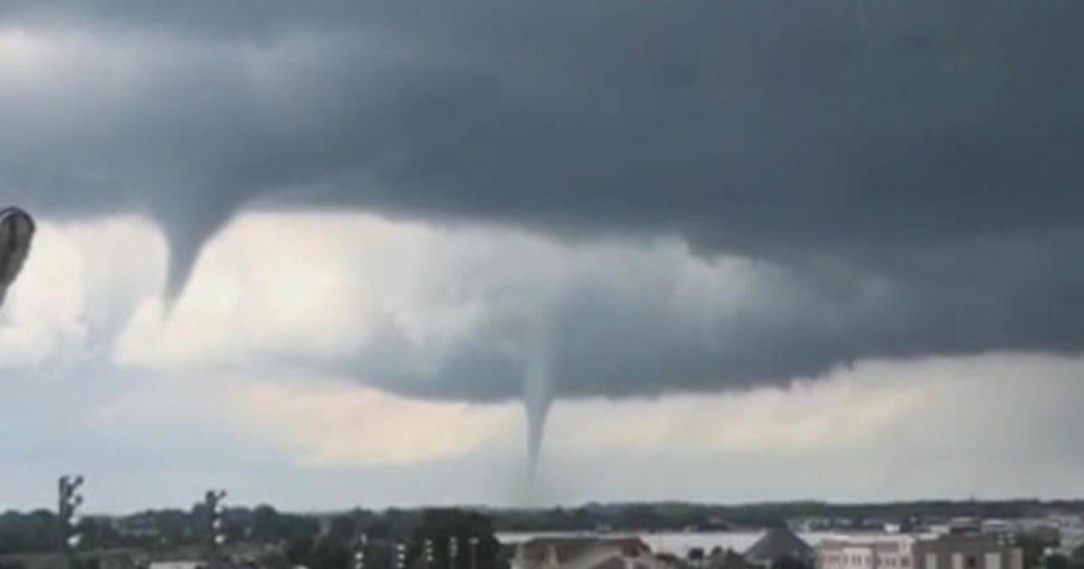 27 Reported Tornadoes Tear Through Iowa - CBS News