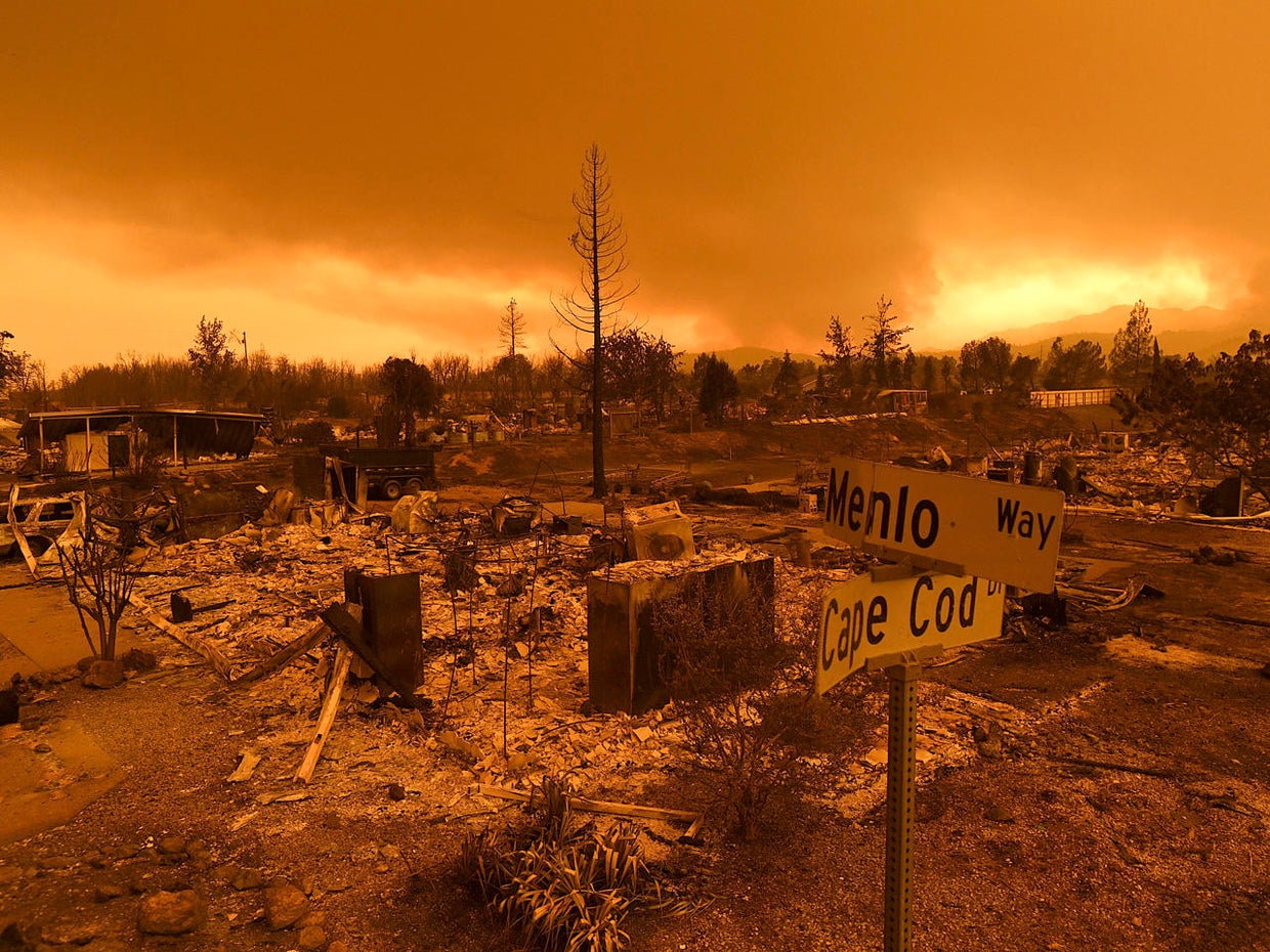 CORRECTION APTOPIX California Wildfires 