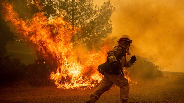 CORRECTION APTOPIX California Wildfires 