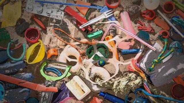 0805-sunmo-drowninginplastic-1628147-640x360.jpg 
