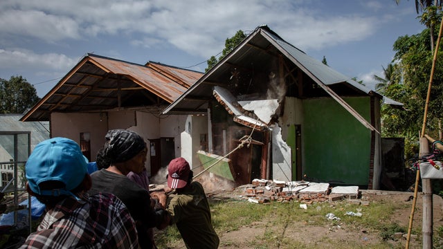 Powerful Earthquake Strikes Indonesia's Lombok Island 