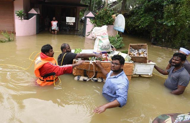 Kerala, India, flooding kills hundreds
