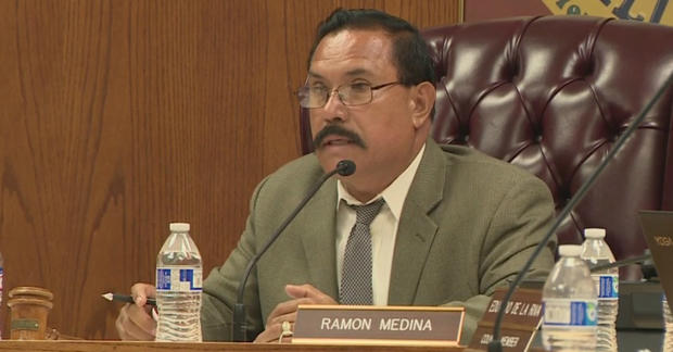 Maywood Mayor Ramon Medina Mojarra at meeting, Aug. 22, 2018 (SOURCE: CBS2) 